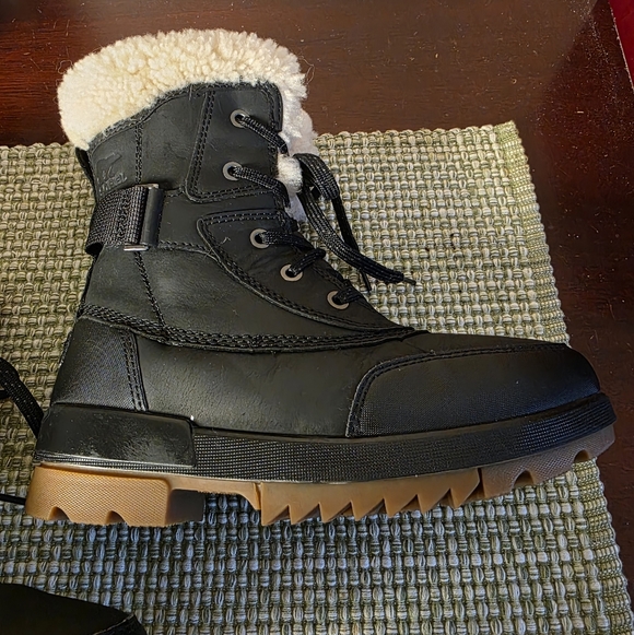 Sorel Black Winter Lace-Up Boots with Cream Sherpa Cuff
